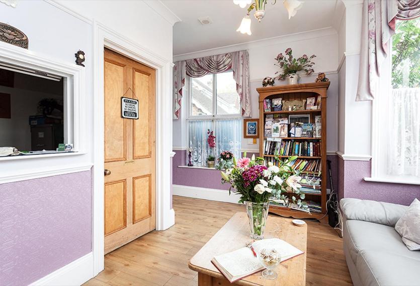 Gable End Guest House Horley Bagian luar foto